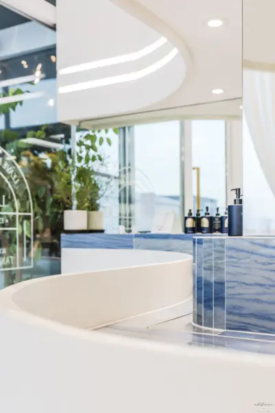 블루 마블이 돋보이는 럭셔리 뷰티샵 인테리어